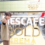 Noppanut Guntachai Instagram - ครั้งแรกในเมืองไทย กับ INTERACTIVE CAFÉ เปิด บ้าน NESCAFÉ GOLD CREMA The Finest Mansion หอม อร่อย กลมกล่อม รสชาติดี แถมตอนชงออกมามี ฟองเครมมานุ่มๆเหมือนกับกาแฟสดพรีเมียมแบบเป๊ะๆแค่ เปิดขวดดูผงกาแฟก็ชอบแล้ว มีเครมมา เพราะสีของกาแฟ ตัวนี้คือเป็นผงละเอียดสีทองทองทุกอนู นอกจากกาแฟ อร่อยจิบเพลินแล้วก็ยังได้ถ่ายรูปกับเฮียด้วยนะ! ยินดีกับผู้ โชคดี 40 ท่านที่ได้เข้ามา work shop ด้วยกันนะครับ ใครที่ อยากจะมาลองดื่มกาแฟหอมอร่อยแบบล้ำๆ ที่พี่แจ็คชงให้ พร้อมได้รูปกลับบ้านแบบนี้ก็ต้องรีบหน่อยวันนี้วันสุดท้าย แล้วนะครับ มีวง Season five มาเล่นให้ฟังกัน ทุกคนอย่าลืมมาลองทานกันได้นะครับ ผงละเอียดสีทอง หอมมากครับ #NESCAFEGoldCremaXBb0un #NESCAFEGoldCremaXJacksonWang #TheFinestMansion