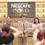 Noppanut Guntachai Instagram - ครั้งแรกในเมืองไทย กับ INTERACTIVE CAFÉ เปิด บ้าน NESCAFÉ GOLD CREMA The Finest Mansion หอม อร่อย กลมกล่อม รสชาติดี แถมตอนชงออกมามี ฟองเครมมานุ่มๆเหมือนกับกาแฟสดพรีเมียมแบบเป๊ะๆแค่ เปิดขวดดูผงกาแฟก็ชอบแล้ว มีเครมมา เพราะสีของกาแฟ ตัวนี้คือเป็นผงละเอียดสีทองทองทุกอนู นอกจากกาแฟ อร่อยจิบเพลินแล้วก็ยังได้ถ่ายรูปกับเฮียด้วยนะ! ยินดีกับผู้ โชคดี 40 ท่านที่ได้เข้ามา work shop ด้วยกันนะครับ ใครที่ อยากจะมาลองดื่มกาแฟหอมอร่อยแบบล้ำๆ ที่พี่แจ็คชงให้ พร้อมได้รูปกลับบ้านแบบนี้ก็ต้องรีบหน่อยวันนี้วันสุดท้าย แล้วนะครับ มีวง Season five มาเล่นให้ฟังกัน ทุกคนอย่าลืมมาลองทานกันได้นะครับ ผงละเอียดสีทอง หอมมากครับ #NESCAFEGoldCremaXBb0un #NESCAFEGoldCremaXJacksonWang #TheFinestMansion
