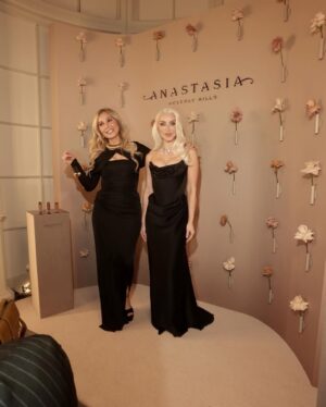 Norvina Instagram - Had the best time last night at our dinner in London  @anastasiabeverlyhills @anastasiasoare 

It’s so nice to meet everyone face to face at last. Can’t wait to be back. 

Hair @cozmageorge 
MUA @claudianeacsu 

#anastasiabeverlyhills