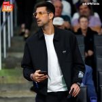 Novak Djokovic Instagram - El estilo de Nole está en otro nivel. 😎 🇷🇸 Djokovic presenció el partido Lakers vs. Nuggets de la NBA y se reencontró con su compatriota 🇷🇸 Nikola Jokic. 🤝