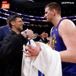 Novak Djokovic Instagram - El estilo de Nole está en otro nivel. 😎 🇷🇸 Djokovic presenció el partido Lakers vs. Nuggets de la NBA y se reencontró con su compatriota 🇷🇸 Nikola Jokic. 🤝