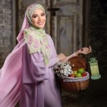 Nur Fazura Instagram - ✨RONA PETERANA✨ TUDUNG FAZURA KOLEKSI RONA PETERANA Koleksi Tudung FAZURA White Label kali ini dinamakan “Rona Peterana”, dimana ianya memberi sentuhan berbeza untuk sambutan Aidilfitri yang bakal menjelang tiba. Didatangkan dengan 10 corak abstrak dan geometri moden serta motif yang unik, sempurna untuk digayakan bersama busana lebaran anda. Tampil cantik bergaya dengan koleksi yang eksklusif dan elegan, menghiasi penampilan ”OOTD” anda di momen istimewa pada Hari Raya nanti. Didatangkan dengan 10 warna-warna yang eksklusif, koleksi ini juga sesuai digayakan oleh wanita bekerjaya masa kini. 🧕 You can find more information on the Rona Peterana collection from our Website: www.fazura.com Download App : FAZURA ShopeeMall: FazuraOfficialStore Visit our physical stores to try and get a closer look on RONA PETERANA collection at.. FAZURA Boutiques: ✨Sunway Putra Mall, Lot G31 (KL) ✨The Curve Shopping Mall, Lot 147B (PJ) ✨Ipoh Parade, Lot F-10 (Perak) ✨Aman Central, Lot 3-47 (Kedah) ✨East Coast Mall, L1-21 (Kuantan, Pahang) Mini Stores: ✨SOGO KL (Level 3) ✨SOGO i-City Shah Alam (Ground Floor) Micro Store: ✨Suria KLCC (PushCart) Pop-Up Store: ✨Komtar JBCC (Johor Bahru) Boleh juga dapatkan koleksi ✨RONA PETERANA✨ melalui @fazurabesties yang berdaftar ! !! Disebabkan oleh pencahayaan fotografi dan peranti berbeza yang digunakan untuk melihat produk yang dipaparkan, warna yang anda lihat mungkin berbeza sedikit daripada warna sebenar produk. #TudungFAZURA #TFWhiteLabel #WhiteLabel #MilikSemua #FAZURA #tudungFAZURARONAPETERANA #fazuralovers #tudungfazuraronpeterana