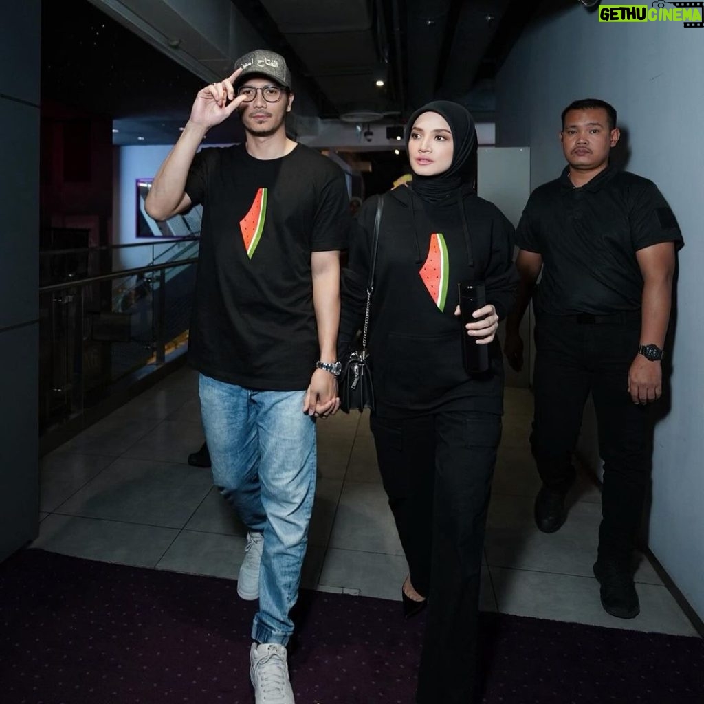 Nur Fazura Instagram - PENDEKAR AWANG movie night with family, friends, FAZURA darlings and @fazurabesties at @tgvcinemas Sunway Putra Mall. 🍿🎥 Lots of LOVE 💖✨ 📸: @hasifikri TGV Cinemas Sunway Putra Mall