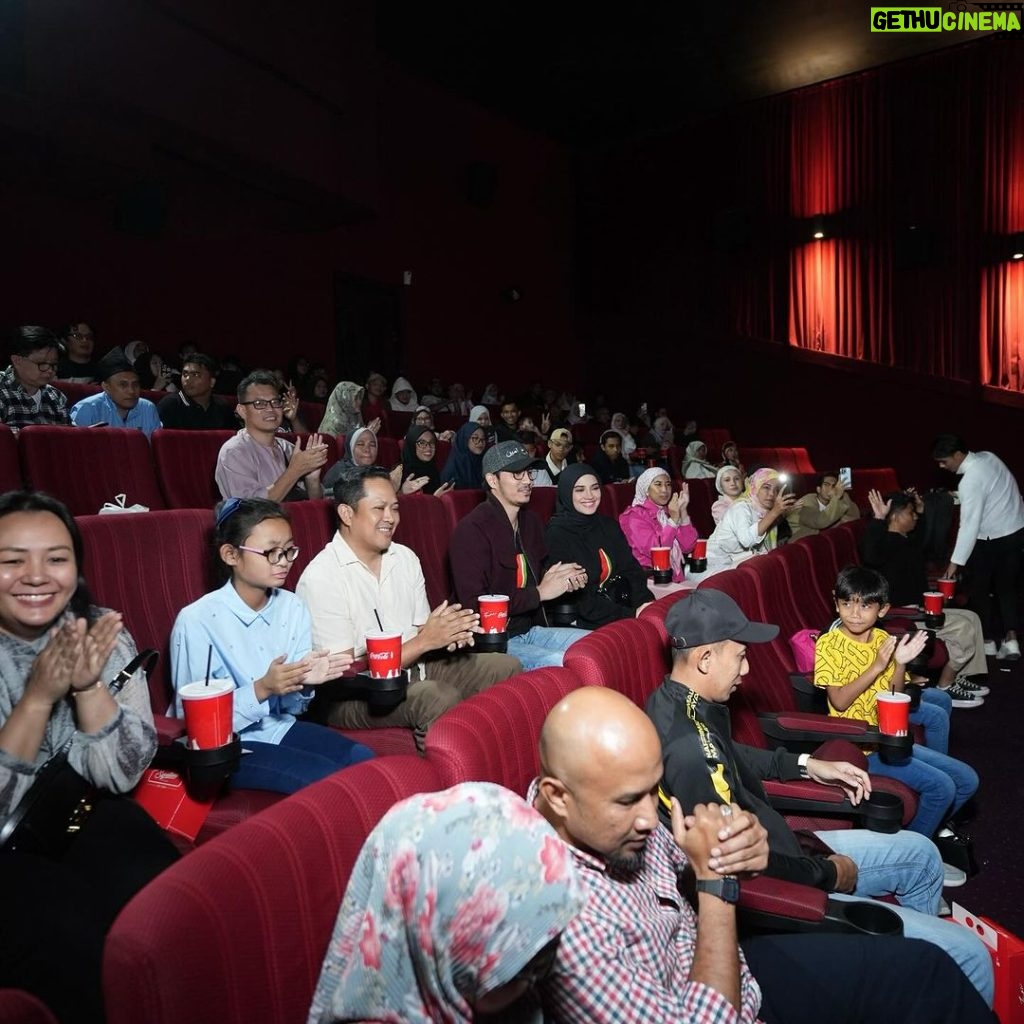 Nur Fazura Instagram - PENDEKAR AWANG movie night with family, friends, FAZURA darlings and @fazurabesties at @tgvcinemas Sunway Putra Mall. 🍿🎥 Lots of LOVE 💖✨ 📸: @hasifikri TGV Cinemas Sunway Putra Mall