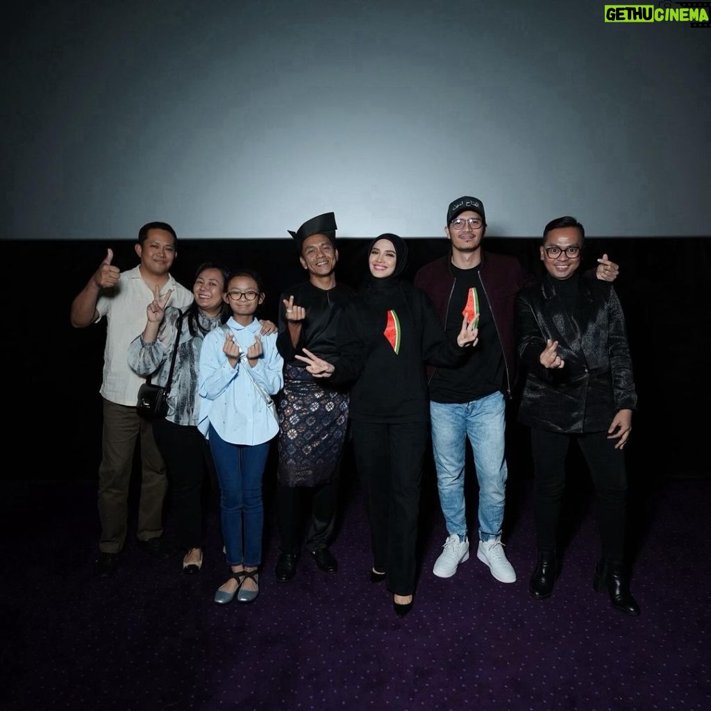 Nur Fazura Instagram - PENDEKAR AWANG movie night with family, friends, FAZURA darlings and @fazurabesties at @tgvcinemas Sunway Putra Mall. 🍿🎥 Lots of LOVE 💖✨ 📸: @hasifikri TGV Cinemas Sunway Putra Mall