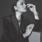 Nurgül Yeşilçay Instagram - Canım Lara yine ne güzel fotolar çekmiş💖Ve tüm ekip ellerinize sağlık💖👏👏👏 Alem dergisi kasım sayısı💃💃💃💃 @alemdergisi Genel Yayın Yönetmeni: @gozdeyorukogluersu Röportaj: @ceylanyeniacun Fotoğraf: @larasayilganofficial Styling: @ecesisik Saç: @erdemgulll Makyaj: @gamzeteq Video: @uskevio_ Styling asistanı: @zozancirik Fotoğraf asistanı: @salhylmzw @robertobravo