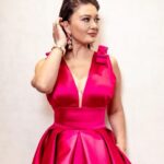 Nurgül Yeşilçay Instagram - Özbekistan’a beni pamuk elleriyle gönderen sevgili ekibim🥰💖💖💖 #taşkentfilmfestivali Elbise: @nihanpeker Mücevher: @the_ninon Styling: @itsardagurdal 💖💖💖 Tashkent, Uzbekistan