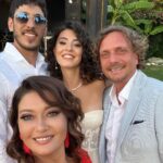 Nurgül Yeşilçay Instagram - 👉Geçen gün canım yeğenim,ilk göz ağrım Buse yi evlendirdik💃💃💃 @busecelikfarrando 👉Damadımız Fransız dünya tatlısı💖 Uluslarası bi düğün oldu🙃fıkra gibiydi😂 👉ben iki metre kirpik takmayı ihmal etmedim! Bulmuşum fırsatı kaçırmam😉 👉önce ufak ufak başlayan gecede tabii ki ayakkabılar atılıp gül memeler çağlandı😂 👉herşeye rağmen bulup buluşturup İzmir e styling yapıp gönderen süper ekip teşekkürler❤️❤️❤️ @alfabetaevening @dorukkakiz @filizkoruyan @cengizakturkofficial