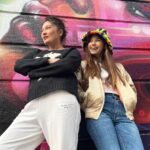 Nurgül Yeşilçay Instagram - 👉Londra da güzel güzel bol alkışlı oyunumuzu oynadık @afrasaracoglu ile ❤️🥰🥳🥳🥳 👉Sonra benim oğlanın oyununa gittik! Joseph K . Mükemmeldi🤩 yalnız oğlan biraz daha büyümüş kapılara sığmıyo😂😂😂 👉Bunların dışında bol bol güldük eğlendik💃💃💃💃 bazende gülmedik😂