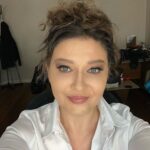 Nurgül Yeşilçay Instagram - 👉kadınlık hallerimizi doya doya yaşayacağımız 👉üzerimizdeki mahalle baskısının kalktığı nice #8mart lara 👉KAYIPSIZ,hep beraber, mutlu mesut yaşayacağımız günlere 👉Ahlam kesenlerimiz az olsun şekerim😉 #8martdünyakadınlargünü müz kutlu olsun #womansday