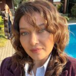 Nurgül Yeşilçay Instagram - Bi süredir buralarda yoktum! Hastanelerde boğuşuyordum çünkü! -Kendi kullandığım araçla büyük bi kaza atlattım! Ağzıma,çeneme dikişler atıldı! Hasar kaldı ve bi süre daha devam edecek! Accık yamuğum ama gayet iyiyim anlayacağınız;)) -siz siz olun emniyet kemerinizi takın lütfen!!!