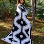 Nurgül Yeşilçay Instagram - Ben harika bir ekip için kilimler tasarladım❤️kilimler kadınların sanat eserleri değil mi yıllardır zaten❤️ buyrun burdan bakın👉 20 kasımdan itibaren kendi web sitelerinde👉 @thekeep_shop