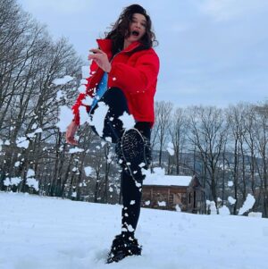 Nurgül Yeşilçay Instagram - Buralar karlı hala😍 ama havaya cemre düştü bahar geliyooooo🌸🌼🌺 Çok heyecanlııııı
Foto: @iremkilicli