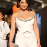 Nurgül Yeşilçay Instagram - @antalyaff kapanış günü😉 Styling @dorukkakiz Kıyafet @amorgaribovic takı @tophills 👏👏👏👏👏😁😁💖💖💖 Antalya, Turkey