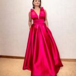 Nurgül Yeşilçay Instagram - Özbekistan’a beni pamuk elleriyle gönderen sevgili ekibim🥰💖💖💖 #taşkentfilmfestivali Elbise: @nihanpeker Mücevher: @the_ninon Styling: @itsardagurdal 💖💖💖 Tashkent, Uzbekistan