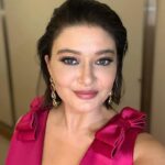 Nurgül Yeşilçay Instagram – Özbekistan’a beni pamuk elleriyle gönderen sevgili ekibim🥰💖💖💖
#taşkentfilmfestivali 
Elbise: @nihanpeker
Mücevher: @the_ninon
Styling: @itsardagurdal
💖💖💖 Tashkent, Uzbekistan