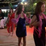 Nurgül Yeşilçay Instagram - 👉Geçen gün canım yeğenim,ilk göz ağrım Buse yi evlendirdik💃💃💃 @busecelikfarrando 👉Damadımız Fransız dünya tatlısı💖 Uluslarası bi düğün oldu🙃fıkra gibiydi😂 👉ben iki metre kirpik takmayı ihmal etmedim! Bulmuşum fırsatı kaçırmam😉 👉önce ufak ufak başlayan gecede tabii ki ayakkabılar atılıp gül memeler çağlandı😂 👉herşeye rağmen bulup buluşturup İzmir e styling yapıp gönderen süper ekip teşekkürler❤️❤️❤️ @alfabetaevening @dorukkakiz @filizkoruyan @cengizakturkofficial