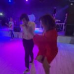 Nurgül Yeşilçay Instagram - 👉Geçen gün canım yeğenim,ilk göz ağrım Buse yi evlendirdik💃💃💃 @busecelikfarrando 👉Damadımız Fransız dünya tatlısı💖 Uluslarası bi düğün oldu🙃fıkra gibiydi😂 👉ben iki metre kirpik takmayı ihmal etmedim! Bulmuşum fırsatı kaçırmam😉 👉önce ufak ufak başlayan gecede tabii ki ayakkabılar atılıp gül memeler çağlandı😂 👉herşeye rağmen bulup buluşturup İzmir e styling yapıp gönderen süper ekip teşekkürler❤️❤️❤️ @alfabetaevening @dorukkakiz @filizkoruyan @cengizakturkofficial