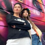 Nurgül Yeşilçay Instagram - 👉Londra da güzel güzel bol alkışlı oyunumuzu oynadık @afrasaracoglu ile ❤️🥰🥳🥳🥳 👉Sonra benim oğlanın oyununa gittik! Joseph K . Mükemmeldi🤩 yalnız oğlan biraz daha büyümüş kapılara sığmıyo😂😂😂 👉Bunların dışında bol bol güldük eğlendik💃💃💃💃 bazende gülmedik😂