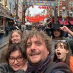 Nurgül Yeşilçay Instagram - 👉Londra da güzel güzel bol alkışlı oyunumuzu oynadık @afrasaracoglu ile ❤️🥰🥳🥳🥳 👉Sonra benim oğlanın oyununa gittik! Joseph K . Mükemmeldi🤩 yalnız oğlan biraz daha büyümüş kapılara sığmıyo😂😂😂 👉Bunların dışında bol bol güldük eğlendik💃💃💃💃 bazende gülmedik😂