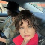 Nurgül Yeşilçay Instagram - 👉Londra da güzel güzel bol alkışlı oyunumuzu oynadık @afrasaracoglu ile ❤️🥰🥳🥳🥳 👉Sonra benim oğlanın oyununa gittik! Joseph K . Mükemmeldi🤩 yalnız oğlan biraz daha büyümüş kapılara sığmıyo😂😂😂 👉Bunların dışında bol bol güldük eğlendik💃💃💃💃 bazende gülmedik😂