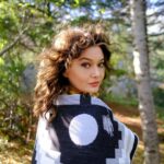 Nurgül Yeşilçay Instagram - Ben harika bir ekip için kilimler tasarladım❤️kilimler kadınların sanat eserleri değil mi yıllardır zaten❤️ buyrun burdan bakın👉 20 kasımdan itibaren kendi web sitelerinde👉 @thekeep_shop