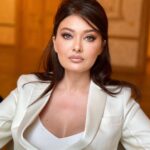 Nurgül Yeşilçay Instagram - Makyaj bana çok yakışıyo🤓