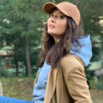 Nurgül Yeşilçay Instagram - Benim bi duruşum var pozlarımla karantina öncesi açıkhava keyfisi🥳 iyi akşamlar beybisi🍁 #autumn #fashion #nurgulyesilcay #kefaret Ulus Ortaköy