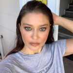 Nurgül Yeşilçay Instagram - “Çok silah sıkıldı bu semtte ama ben bi sana vuruldum” bakışı👻👀
