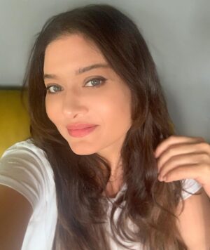 Nurgül Yeşilçay Instagram - “Yağmur tavına ekilen darıdan, kocasından sonra kalkan karıdan fayda gelmez” diye kaynananın gelinine laf sokmak için uydurduğu bi atasözü öğrendim bugün;) Konu yağmurdan kadına nasıl geldi bilinmiyor;))Sizde de varsa yazın gülelim;)) Neyse donsuz geceler😁