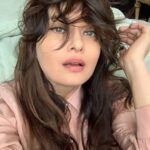 Nurgül Yeşilçay Instagram - Saçlarım görmeyeli bayaa uzamış;)Bi havalandırdım,ilgilendim,tekrar topladım ablası🤦🏻‍♀️ (bayram 3,karantina 1000. gün hatırası)