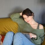 Nurgül Yeşilçay Instagram - 👉Oscar ı izleyenler olarak bu saatte böyle darmadağın uyandık bakalım🤪 👉Bu sene çok iyi filmler vardı(her sene bu kdr verimli olmuyo)Yapanların edenlerin ellerine sağlık❤️ 👉Yalnız benim de takıldığım şeyler var! öncelikle #natalieportman la aynı! Şöyleki: 97 yıllık #oscar ödüllerinde sadece 5 kez kadın yönetmen aday gösterilmiş ve 97 yıllık oscar tarihinde sadece 1 kez kadın yönetmen ödül almış😏 👉 #parasite bir ilki başardı ing konuşulmayan bir filme ilk kez ödül gitti👏👏👏👏👏👏 👉Kimse kusura bakmasın #margotrobbie çok sıkıcı😏 👉#joaquinphoenix in deli dahi oyuncuyum halleri baydı😏 👉 #scarlettjohansson ın g.t göbek salmış hallerini çok beğeniyom 👉Sözlerimi “Allahım bizim memleketimize de nasip eyle inş” diyerek noktalıyorum! 👉Harika bir hafta ve haftalar olsun efendim