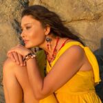 Nurgül Yeşilçay Instagram - Taze taze fotolar getirdim💛Canım @keremakcaba çekti💛 Döktürdü pardon🤩 🌼 @brandroomtr @jehanintakilari