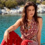 Nurgül Yeşilçay Instagram - Biraz eğlendik,havalı olmaya çalıştım😳Sonuç:Ben saatlerce oynıyım ama poz vermiyim yaaaa🤪 Fotoları enişteniz çekti!Beğenilerinizi bana şikayetinizi ona bildirebilirsiniz😂😂😂😂 @necati_kocabay Bodrum, Mugla