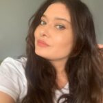 Nurgül Yeşilçay Instagram - “Yağmur tavına ekilen darıdan, kocasından sonra kalkan karıdan fayda gelmez” diye kaynananın gelinine laf sokmak için uydurduğu bi atasözü öğrendim bugün;) Konu yağmurdan kadına nasıl geldi bilinmiyor;))Sizde de varsa yazın gülelim;)) Neyse donsuz geceler😁