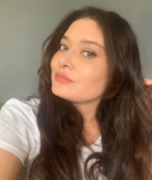 Nurgül Yeşilçay Instagram - “Yağmur tavına ekilen darıdan, kocasından sonra kalkan karıdan fayda gelmez” diye kaynananın gelinine laf sokmak için uydurduğu bi atasözü öğrendim bugün;) Konu yağmurdan kadına nasıl geldi bilinmiyor;))Sizde de varsa yazın gülelim;)) Neyse donsuz geceler😁