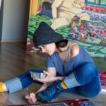 Nurgül Yeşilçay Instagram - Sergi için son hazırlıklar💃💃💃 Benim kadınlar 11 mart-12 nisan tarihlerinde güzeller güzeli #anemaszindanları nda olacak🤗 @kultur_istanbul @istanbulbuyuksehirbld @cabadernegi Foto: @gizemcuce Çok teşekkürler🙏 #exibition
