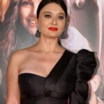 Nurgül Yeşilçay Instagram - -Dün gala heyecanımız vardı;) Öncelikle film çok komik olmuş❤️Tüm ekibin ellerine sağlık👏👏👏 1 ocak tan itibaren izleyebilirsiniz sinemalarda🤗 #babaparası -Bizim küçük sincap @busecelik nin ilk sinema deneyimiydi;) Hayırlı uğurlu olur inş;) -Ben evde son ana kdr yayılıp otururken beni hazırlayan harika ekibe ayrıca çok çok teşekkür ederim❤️ Makyaj: @beseyustel Saç: @ebilsac Styling: @ferideaydin Elbise: @dahliabianca Takılar: @monrevebijoux
