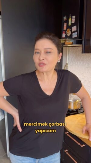 Nurgül Yeşilçay Instagram - 🥣Hoşgeldin sultanımız RAMAZAN ayı😊yardımlaşmanın bol olduğu,bereketli,hayırlı ramazanlar efendim🙏
🥣iftarda sahurda tok tutan geleneksel MERCİMEK çorbası!😋Bu çorbanın ne çok farklı tarifi varmış😳
🥣Bence benimki süper oldu! Kaynana,görümce çatlatan cinsten;))