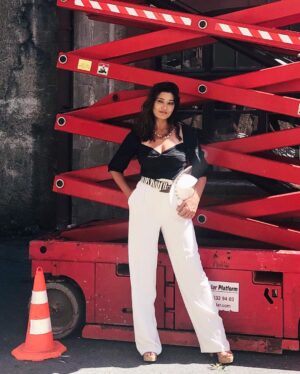 Nurgül Yeşilçay Instagram - Kaynana olunca geline nisbet yapacak kadar güzel çıkmışım hiç bikbiklenmeyin şimdi pazar pazar😂
Bu arada hazır kilo vermişken artık alabilirim di mi🤦‍♀️
Siz o kiloya gelince nassıl kalabiliyonuz? Ben verir vermez bi gevşiyorum! Amaaan diyorum nasılsa geri veririm üç günlük dünya çok da şaapmıyım😂😜
Tabiii eyyy bugünümüzü sağlayan bütün topuklu ayakkabıları sevgi ve saygıyla selamlıyorum😍👠
#pazar #sunday #ergenanası