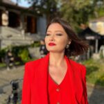 Nurgül Yeşilçay Instagram - Nurgül ’den 👉 Alanur ‘a dönüşüm🤓 takma kirpik, düz saç ve kırmızı💋