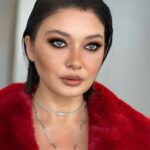 Nurgül Yeşilçay Instagram - “Storydekalmasıncılar” varmış gerçekten😱 ben şehir efsanesi sanıyodum🫣 Bu vesileyle şimdiden muhteşem bi yıl ve yıllar diliyim hepimize💃💃💃 #happynewyear Make up and foto @gamzeteq 🥰