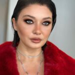 Nurgül Yeşilçay Instagram – “Storydekalmasıncılar” varmış gerçekten😱 ben şehir efsanesi sanıyodum🫣 
Bu vesileyle şimdiden muhteşem bi yıl ve yıllar diliyim hepimize💃💃💃
#happynewyear 
Make up and foto @gamzeteq 🥰