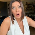 Nurgül Yeşilçay Instagram - Geliyor gelmekte olan🎄Sevgili 2024 Doğru dürüst gel geleceksen pek iyi geçmedi bu yıl;)) Biz biraz 1-Hüzünlendik🥹🥹🥹 2-Sinirlendik😠😠😠 3-Accık delirdik🤪🤪🤪 4-Şaşırdık😲😲😲 5-Yalandan güldük😏😏😏 6-Pek inanmadık🥴🥴🥴 7-Dedikodu da yaptık👀👀👀 8-Ammaaaannn sonunda saldık💃💃💃🥳🥳🥳 Sence yılın emojisi,duygusu,numarası ne? #photodump