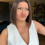 Nurgül Yeşilçay Instagram - Geliyor gelmekte olan🎄Sevgili 2024 Doğru dürüst gel geleceksen pek iyi geçmedi bu yıl;)) Biz biraz 1-Hüzünlendik🥹🥹🥹 2-Sinirlendik😠😠😠 3-Accık delirdik🤪🤪🤪 4-Şaşırdık😲😲😲 5-Yalandan güldük😏😏😏 6-Pek inanmadık🥴🥴🥴 7-Dedikodu da yaptık👀👀👀 8-Ammaaaannn sonunda saldık💃💃💃🥳🥳🥳 Sence yılın emojisi,duygusu,numarası ne? #photodump