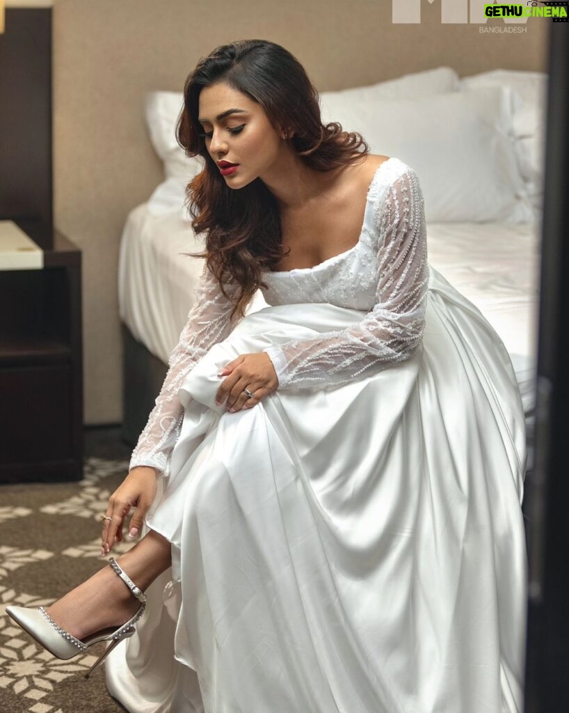 Nusraat Faria Instagram - Clearly not everyone's cup of tea. Wearing @helesya.official by @festivibe.official Picture @rony._rezaul Director @mahmudulhasan_mukul