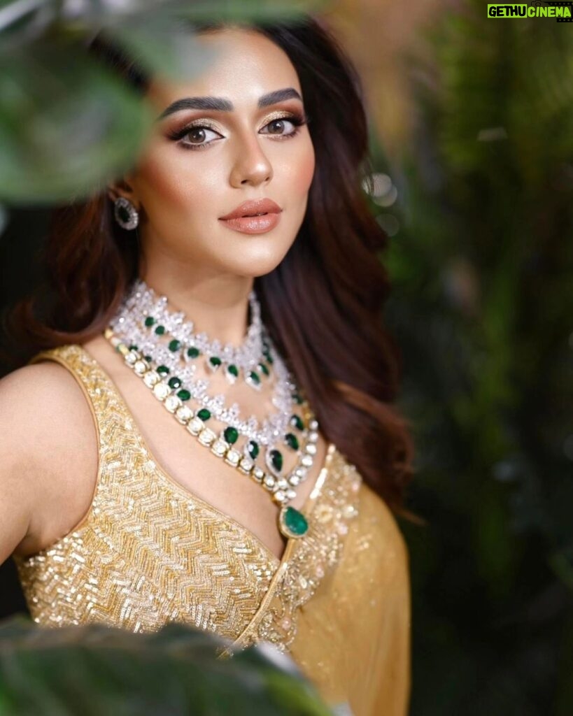Nusraat Faria Instagram - Concentrated awesome 👌 Wearing @meherofficials Makeover @zahidkhanbridalmakeover Jewellery @zahidkhanbridalcollection Pictures @mh_bipu