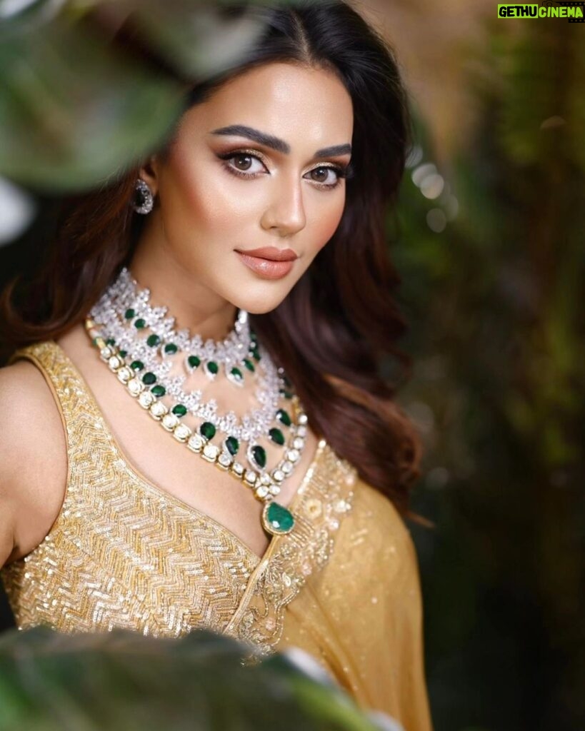 Nusraat Faria Instagram - Concentrated awesome 👌 Wearing @meherofficials Makeover @zahidkhanbridalmakeover Jewellery @zahidkhanbridalcollection Pictures @mh_bipu