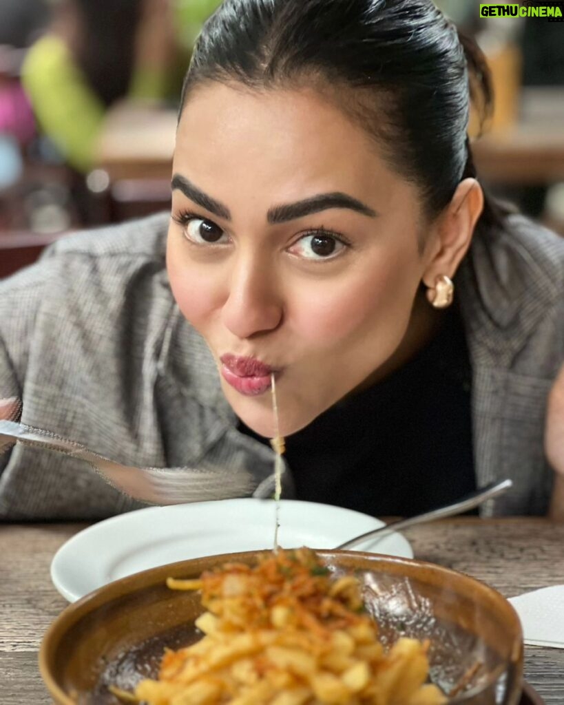 Nusraat Faria Instagram - In a relationship with food 👀❤