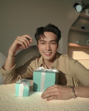 Oabnithi Wiwattanawarang Instagram - Love is in the air, and in a blue box 💙

@tiffanyandco 
#ATiffanyValentinesDay 
#TiffanyPartner